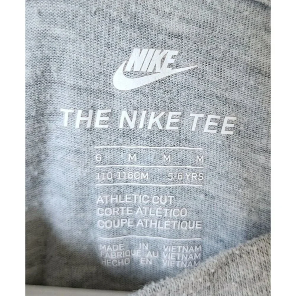 The Nike Tee Athletic Cut Gray Swoosh Logo‎ Boys T Shirt Youth Size Medium